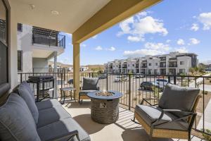 een patio met een bank en stoelen op een balkon bij Ivory Shores condo in Atkinville