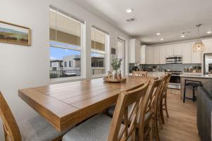 een keuken en eetkamer met een houten tafel en stoelen bij Ivory Shores condo in Atkinville