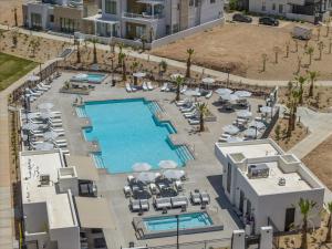 een luchtfoto van een resort met zwembad bij Ivory Shores condo in Atkinville +48 foto's