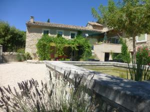 a house with a retaining wall and a garden at B&B Les Argiles in Mérindol