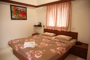 Postel nebo postele na pokoji v ubytování Gulmohar Resort and Spa + 32 fotografií