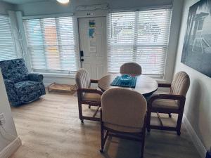 Χώρος καθιστικού στο Seaside Retreat Cottages #2.