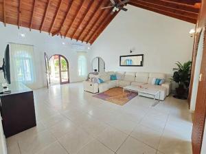 ソスアにあるVilla twin palmのソファとテーブルのある広いリビングルーム