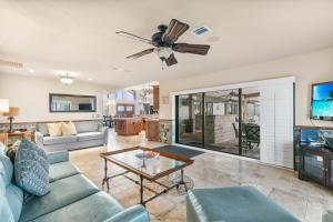 TV a/nebo společenská místnost v ubytování Modern Tranquility Flair