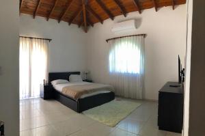 ソスアにあるVilla twin palmのベッドと2つの窓がある寝室 +34枚の写真