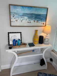 Μια τηλεόραση ή/και κέντρο ψυχαγωγίας στο Seaside Retreat Cottages #2. +18 φωτογραφίες