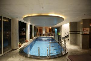 Bazén v ubytování Gulmohar Resort and Spa nebo v jeho okolí