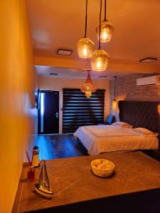 a bedroom with a bed and a table with a bowl on it at Villas Mar Arena in Isla Aguada