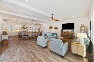 un soggiorno con divano, sedie e TV di PALM2905: 2905 Palm Blvd. a Isle of Palms
