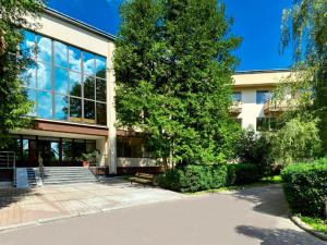 Un gran edificio con un árbol delante. en Санаторій Кришталевий Палац 4 корпус, en Truskavets