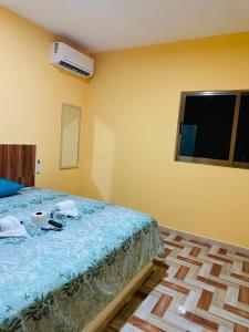 a bedroom with a bed and a window at Hospedaje chachalacas in Chachalacas