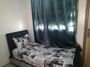 非斯KASBAH Guests Travel的房间里有一张床，有窗帘，还有一张床，还有一张床 sidx sidx