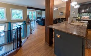 een keuken en een woonkamer met een aanrecht bij Luxury spacious home, free parking, private patios in Eureka Springs