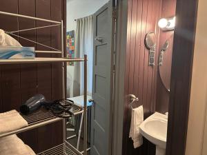 un piccolo bagno con lavandino e WC di Auberge-Bistro Rose et Basilic a Alma