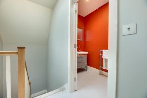 シーハウシズにあるWater's Edge at Farne House, Seahousesのオレンジ色の壁のバスルーム(シンク付) +32枚の写真