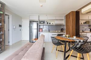 a kitchen and dining room with a table and chairs at TOP 10 apartamento dentro do shopping in Brasilia
