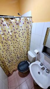 un baño con inodoro y lavabo en El Lapacho Cabañas, en San Agustín de Valle Fértil