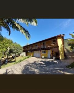 un edificio con una palma di fronte di Hospedagem Casa do Bem Ficar a Lumiar Altre 63 foto