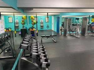 un gimnasio con filas de cintas de correr y máquinas en Maui Eldorado E106, en Kahana
