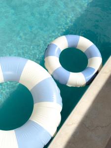 zwei aufblasbare Pads im Wasser in einem Pool in der Unterkunft Velizabeth in Omen