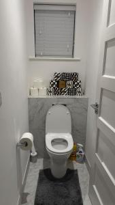 スタンモアにある2 bedroom maisonette in Stanmore newly refurbishedのバスルーム(窓のある白いトイレ付)