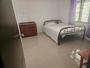 SaravaにあるBM Apartments 2のベッドルーム1室(ベッド1台、木製ドレッサー付)