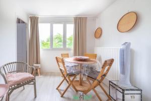 ギュイヤンクールにあるRelaxing getaway 30 minutes from Paris for 4 peopleのテーブルと椅子のあるダイニングルーム