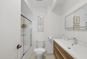 une salle de bain blanche avec toilettes et lavabo dans l'établissement Family-Friendly Modern 4-Bedroom Getaway in TO, à Toronto