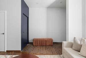 - un salon avec un canapé et un tabouret dans l'établissement Family-Friendly Modern 4-Bedroom Getaway in TO, à Toronto 31 autres photos