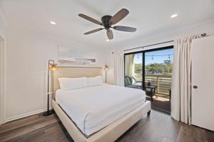 Un dormitorio con una cama y un ventilador de techo. en MWV2063: 2063 Marsh Walk Villa, en Seabrook Island 37 fotos más