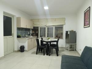 a kitchen and dining room with a table and chairs at SOL Apartamento Privado - Precio al Cambio Oficial in Tarija