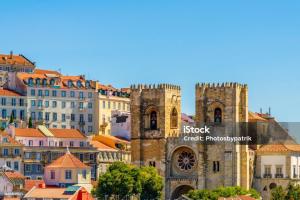 Una vista de una ciudad con una torre de reloj. en Totally Tour Portugal LDA, en Lisboa