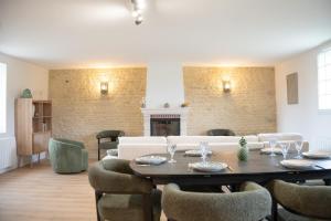 ein Wohnzimmer mit Tisch und Couch in der Unterkunft Le Perrées cottage Peace and Tranquility in Juaye-Mondaye