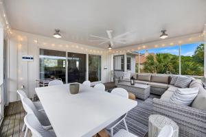 Una sala de estar con una mesa y sillas blancas. en SI3729: 3729 Seabrook Island Road, en Seabrook Island