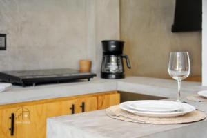 una mesa con un plato y una copa de vino en Beautiful Remodeled Studio In The Center La Punta, en Brisas de Zicatela