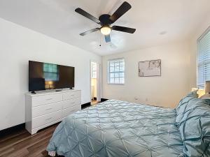 ジャクソンビルにあるSpacious 4-BR Home, 7 miles to TIAA Bank Fieldのベッドと薄型テレビのある寝室