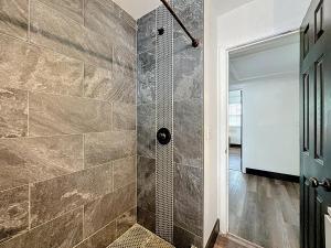 ジャクソンビルにあるSpacious 4-BR Home, 7 miles to TIAA Bank Fieldの石壁のバスルーム(シャワー付) +21枚の写真