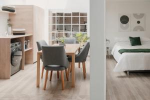 a bedroom and a dining room with a table and chairs at Apartamento en Rionegro, Cerca al aeropuerto JMC in Rionegro