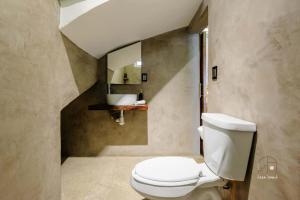 a bathroom with a toilet and a sink at Unmatched And New Studio Apartment Center La Punta in Brisas de Zicatela