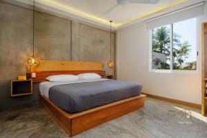 un dormitorio con una cama y una ventana en Unmatched Modern PH Loft in the Center of la Punta, en Brisas de Zicatela