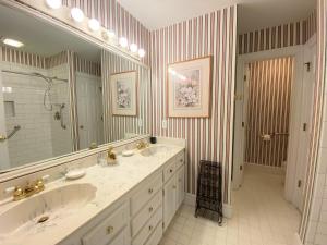 a bathroom with two sinks and a large mirror at Marsa's Place in Edisto Island +49 photos