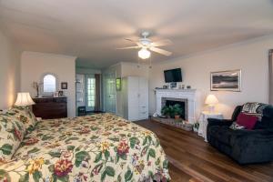 Un dormitorio con una cama y una chimenea. en Marsa's Place, en Edisto
