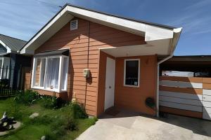 プエルトモントにあるCasa cómoda y espaciosa en Puerto Monttの小さな家