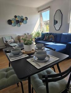 a living room with a table with dishes on it at Southampton City Centre Apartment Free Private Parking in Southampton