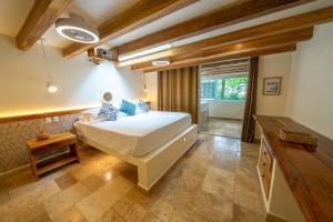 Un dormitorio con una cama y una ventana grande. en Toro by Dreamcatcher, en Santa Teresa Beach 204 fotos más