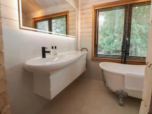 Ένα μπάνιο στο The Larch House