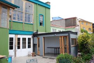 a group of buildings with a table in a courtyard at Casa Atahualpa in Valparaíso