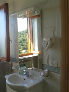a bathroom with a sink and a mirror at B&B Il Nido dell'Aquila in San Donato di Ninea