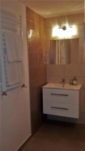 コウォブジェクにあるGawraのバスルーム(白い洗面台、鏡付)