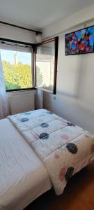 Una cama o camas en una habitación de Ćele-kula Apartment
